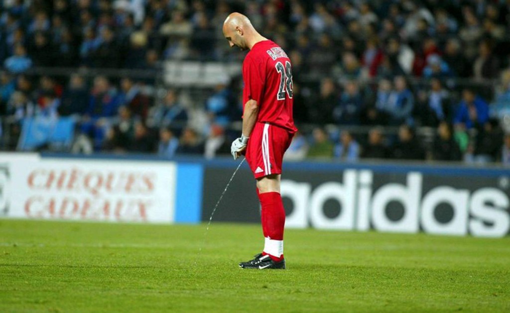 Barthez had trouble quickly settled on the lawn. 