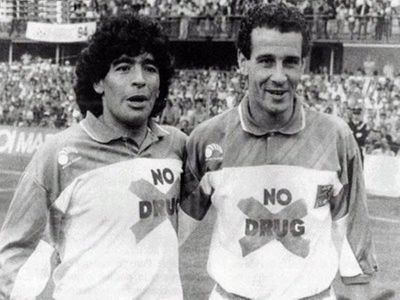Maradona y Julio Alberto contra la droga...o eso decía la camiseta. 