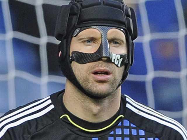 Footballers com mascaracara Peter Cech casco y máscara