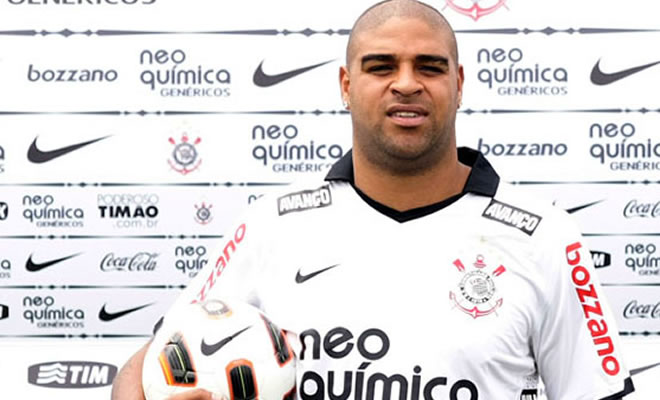 Adriano cambió el "Six Pack" por una papada y una barriga notables. 