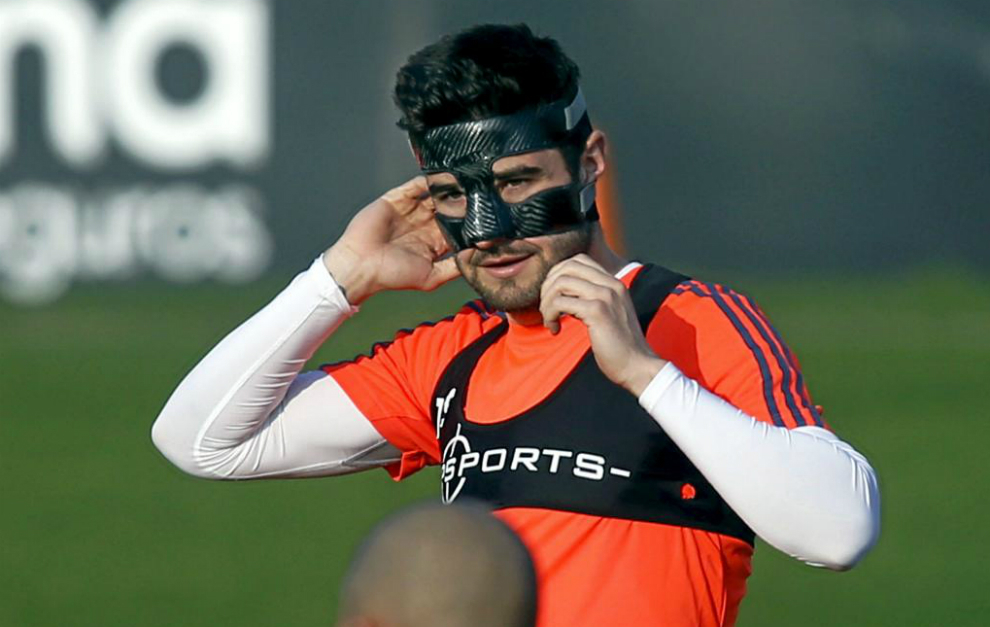 Footballers com mascaram uma máscara 1 futbolistas con mascara