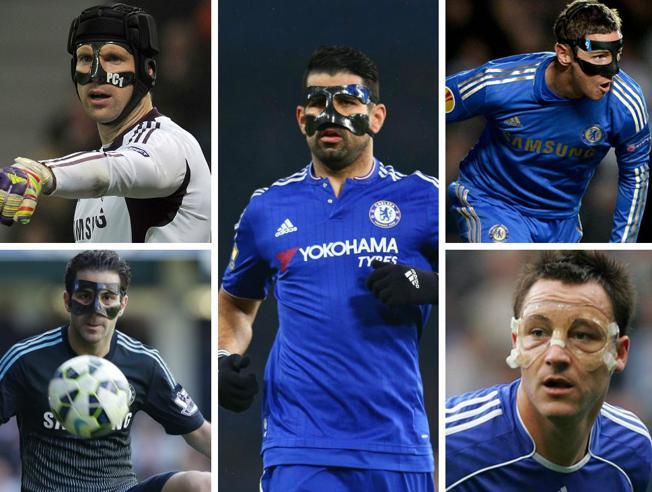 Footballers com mascara com uma máscara El Chelsea de los futbolistas con mascara