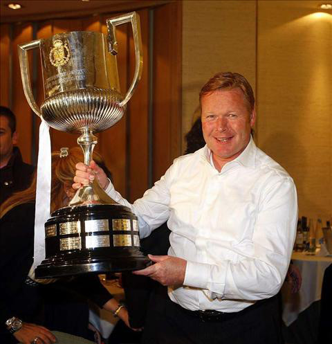 Koeman con la Copa del Rey.