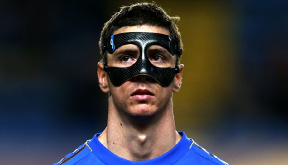Footballers com mascaram uma máscara 2 futbolistas con mascara