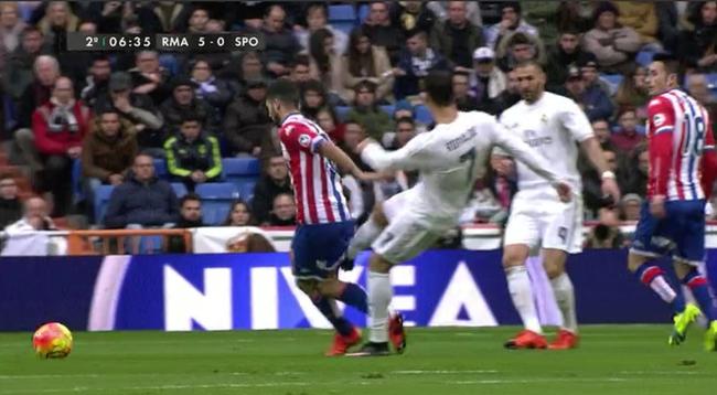 Cristiano agredió sin balón a Cases del Sporting y no pasó nada. 