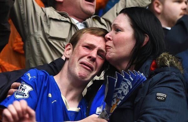 La imagen de este joven hincha del Leicester llorando de emoción junto a su madre dio la vuelta al mundo. 