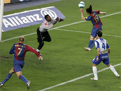Messi marcó en un derbi ante el Espanyol con esta mano tan clara. 