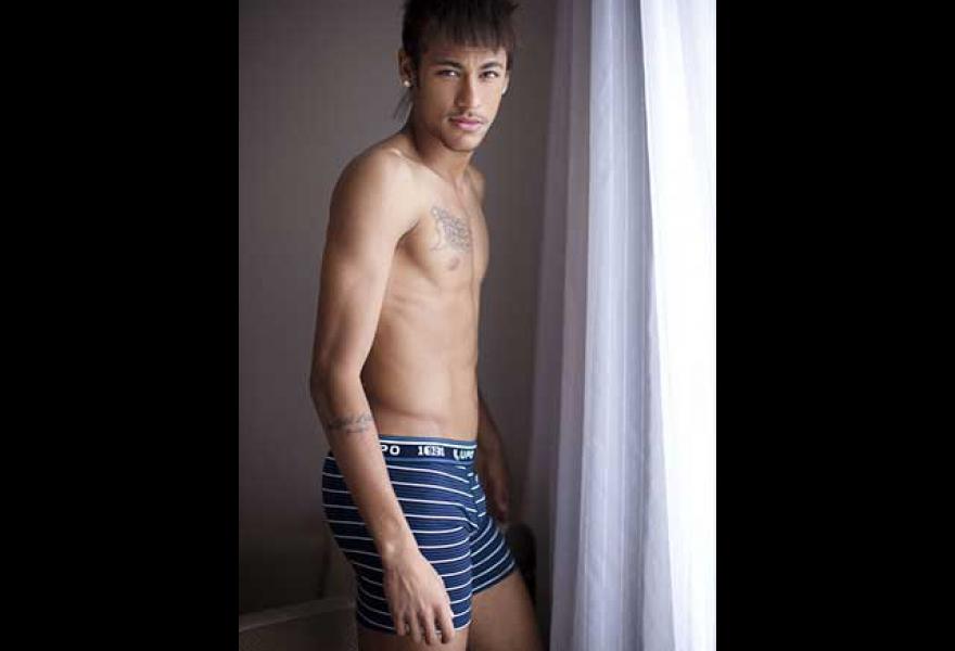 Die Posados ​​schlechteste Fußballererhose fehlt zu verkaufen viel mehr Neymar tiene mucho arte. Quizás para vender calzoncillos le falta bastante más.