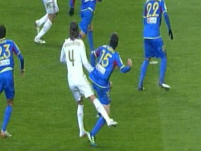 Ramos agredió a Del Horno del Levante dentro del área y sin balón. Ni fue penalti ni hubo tarjeta ni sanción alguna. 