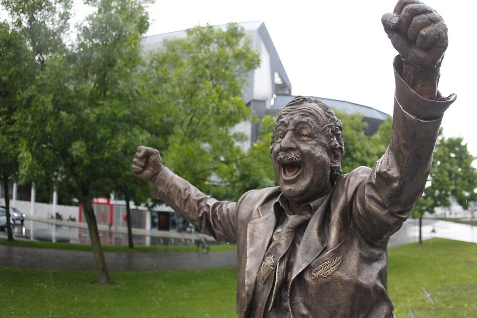 Te subo a Primera y me quedo fuera: entrenadores sin premio tras el ascenso 1 Estatua de Manolo Preciado en Gijón, con los brazos abiertos