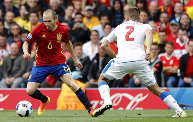 Iniesta was one of the best in the first round of the Euro for everyone but for UEFA. Photo: elconfidencial.com