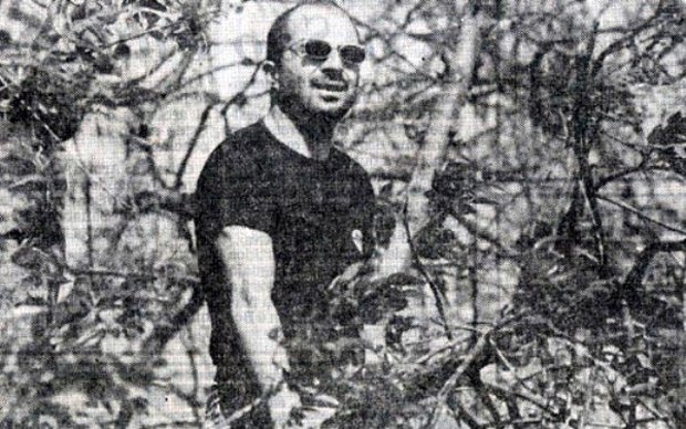 Jorge Sampaoli dirigiendo un partido desde un árbol. 