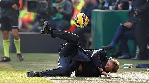 Mancini acabó ante el Genova en el suelo de un pelotazo. 