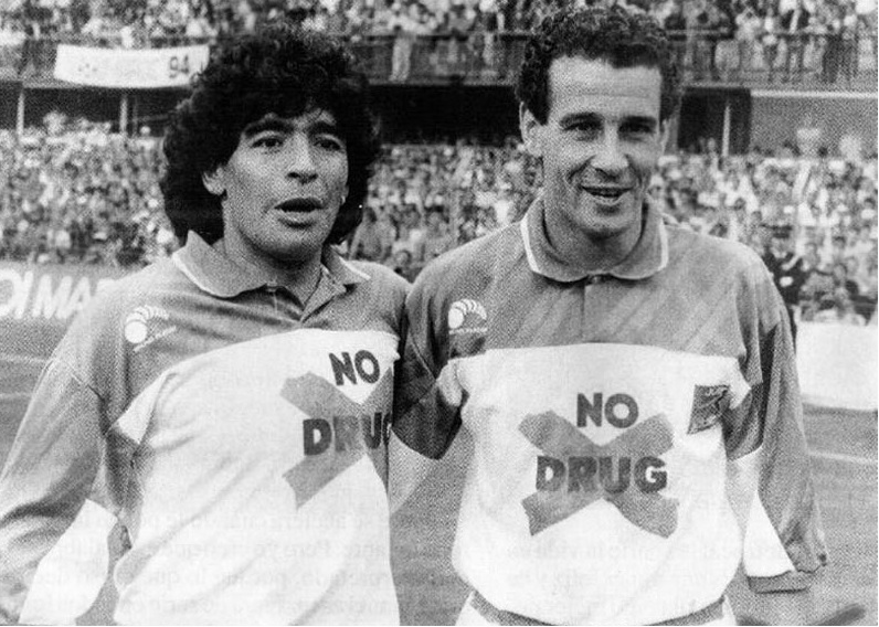 Five players bottoming dangerously Maradona y Julio Alberto en una imagen cuanto menos curiosa.