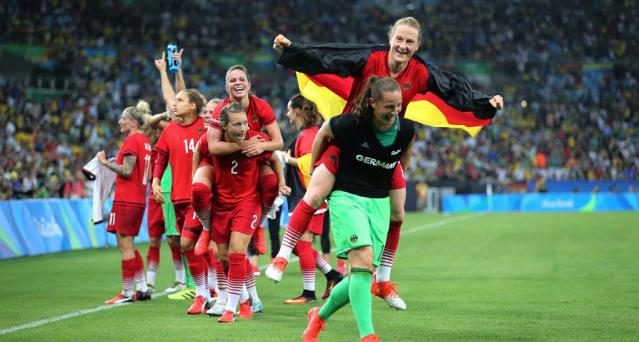 Las alemanas celebrando su victoria en fútbol femenino en los JJOO.