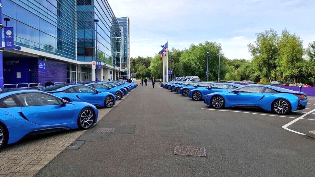 Los BMW que ha regalado el dueño del Leicester a sus jugadores. 