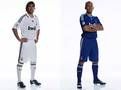 Raúl y Robben posando con las camisetas del Real Madrid 2008/09