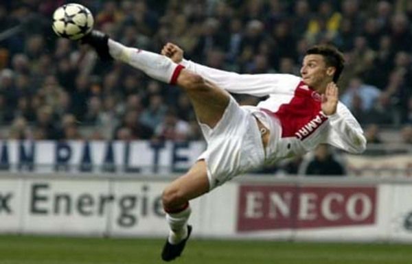 Ibrahimovic realizando un remate espectacular con el Ajax. 