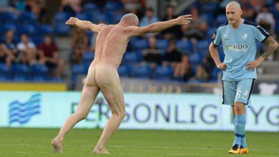 La nueva afición de Lars Elstrup es saltar desnudo en medio de los partidos. 
