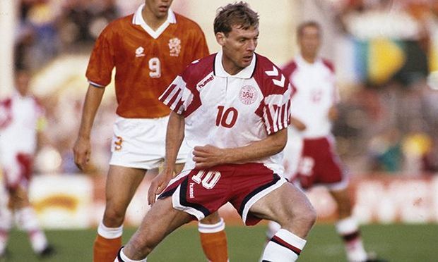Lars Elstrup con la camiseta de la selección danesa.