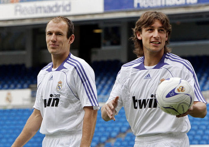 Robben y Heinze con la 1era camiseta del Real Madrid en la 2007-08