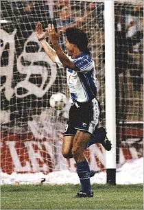 Sigüenza celebrando un gol con el Hércules en la 1996/97.