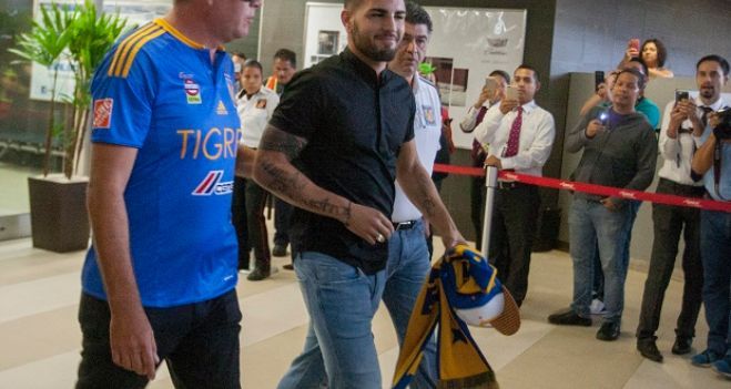 Delort a su llegada a Monterrey. 