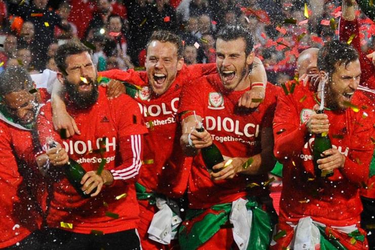 Los jugadores de Gales fueron recibidos a lo grande en su país. Fuente: Fourfourtwo.com