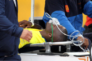 Enner Valencia tiró de mascara de oxigeno y todo para escapar de la policía en el estadio Olímpico Atahualpa. 