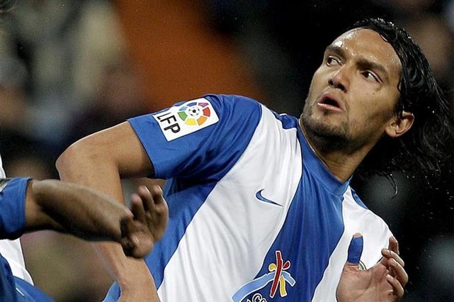 Abel Aguilar con la zamarra del Hércules. Foto: Futbolfantasy
