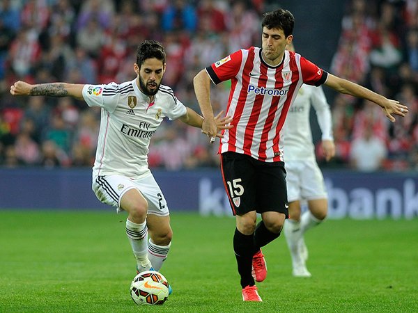 Andoni Iraola ante Isco con la camiseta del Athletic en la que fue su última temporada como León. 