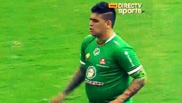 Así le quedaba la camiseta a Leonel Nuñez en el fútbol ecuatoriano. 