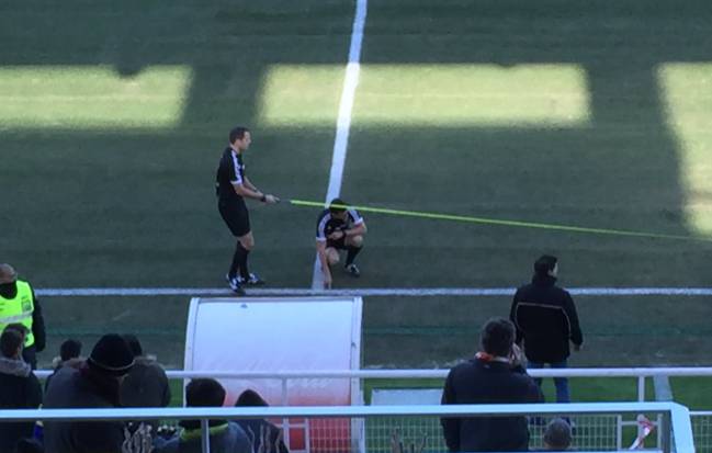 El árbitro del Rayo-Sevilla Atlético y sus asistentes, midieron las líneas del campo. 