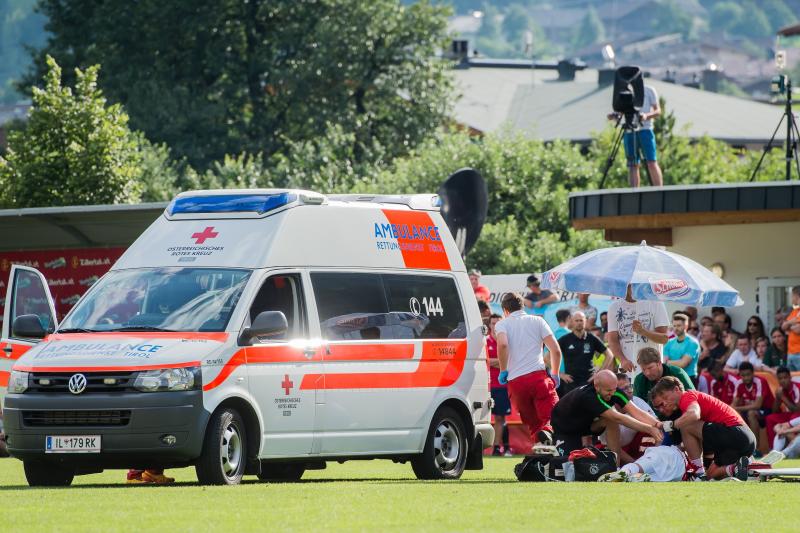 Ajax Spieler kollabiert in freundlich ist voll und war in ein Krankenhaus geflogen werden