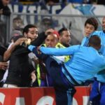 Evra lees to Cantona and kicks him a fan of Marseille