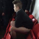 Ein Fan von Sunderland wird auf der Tribüne in der Mitte eines Spiels zu scheißen