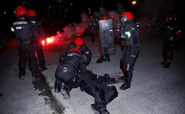 Fallece un ertzaina en los altercados con hinchas del Spartak en Bilbao