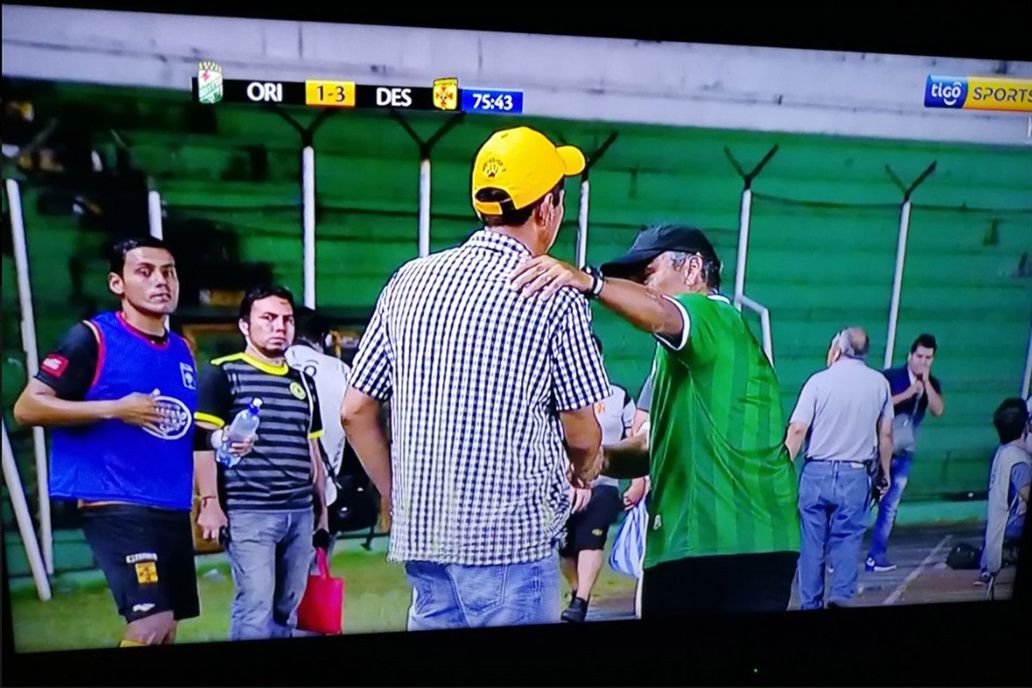 Nestor Clausen, Bolivia's Oriente Petrolero coach, leaving the bench of his team 3-1 Y… They just 4-4!