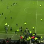 Die Ultras von Le Havre dringen in das Spielfeld seine Spieler zu beschimpfen
