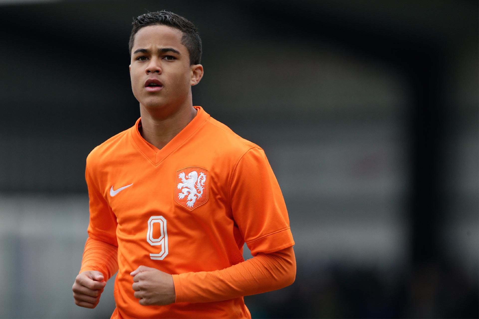 El hijo de una ex estrella del Barça debuta con la absoluta de Holanda a la misma edad