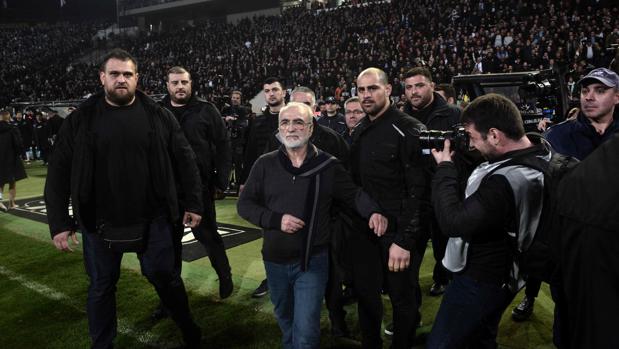 Greek league after the incident was suspended with the president of PAOK and gun