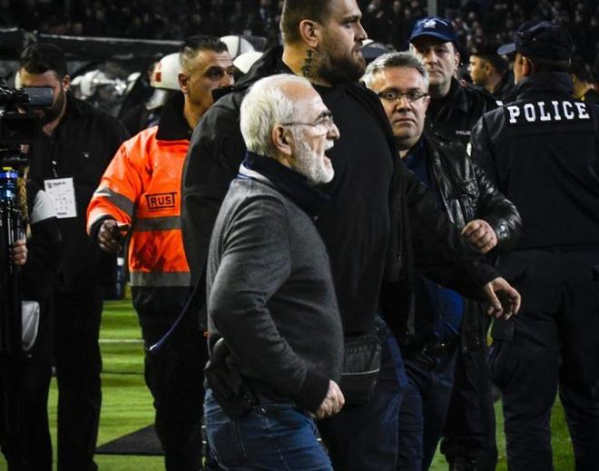 PAOK Präsident auf den Rasen vom Spiel Schiedsrichter bewaffnet nach unten
