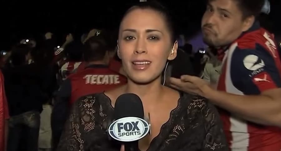 A reporter for FOX live is harassed by a fan of Chivas and responds well