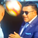 Eine recogepelotas Brille bricht einen Ball zu Antonio Mohamed
