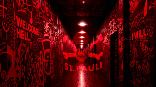 Túnel de vestuarios del St. Pauli con iluminación roja y calavera