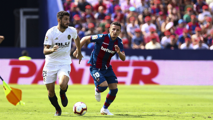 Enis Bardhi vs Leo Messi, los dos mejores tiradores de falta cara a cara 1 bardhi en el partido ante el valencia