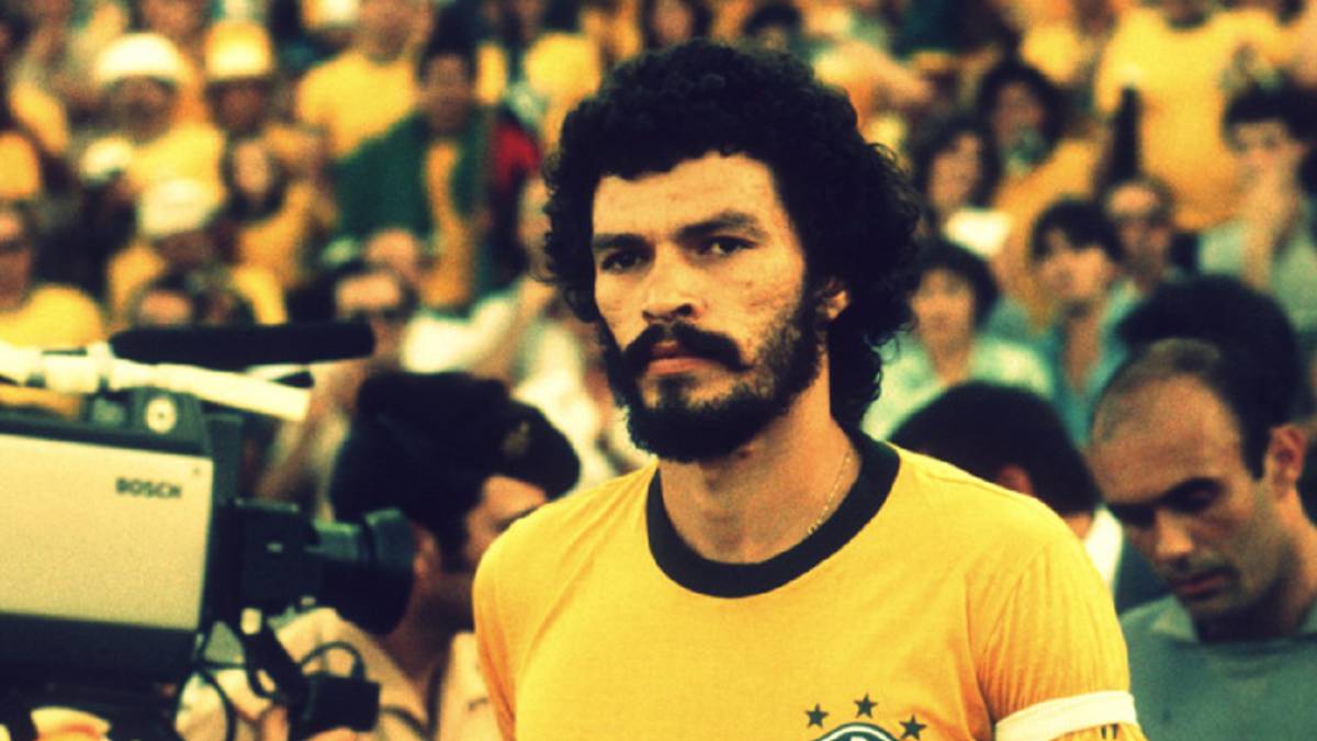 Sócrates, uno de los mejores futbolistas brasileños de la historia