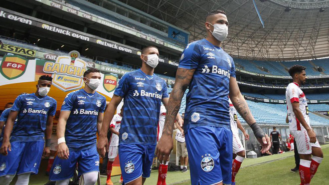 futbolistas con mascarilla