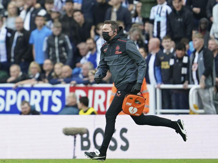 Se para el Newcastle-Tottenham tras sufrir un aficionado un paro cardiaco