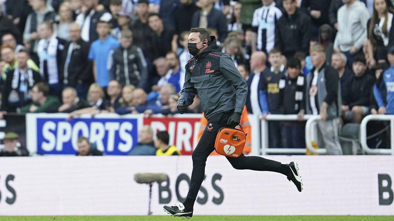Newcastle-Tottenham stops after a fan suffers a cardiac arrest